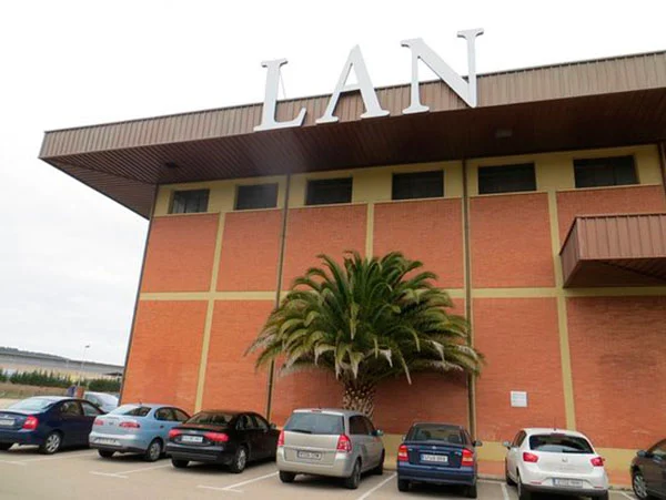 Bodegas Lan entrada a bodega - Venta de vinos antiguos Bodegas Lan entrada a la bodega