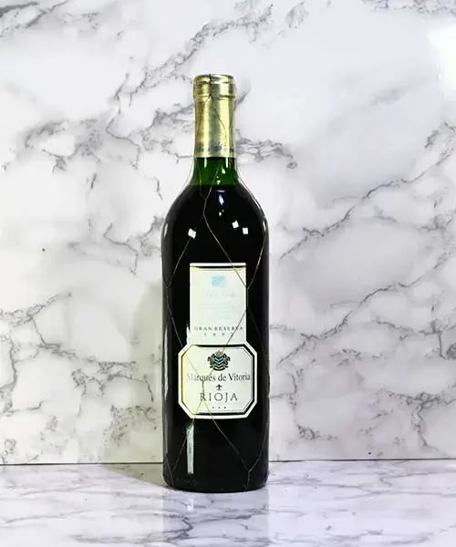 Es un vino elaborado con la variedad de uva tempranillo que procede de cepas de más de 30 años