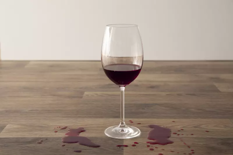 Cómo quitar manchas de vino tinto